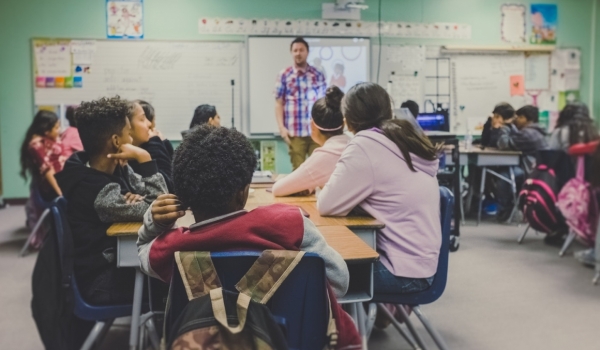 Leerlingen letten op in de klas