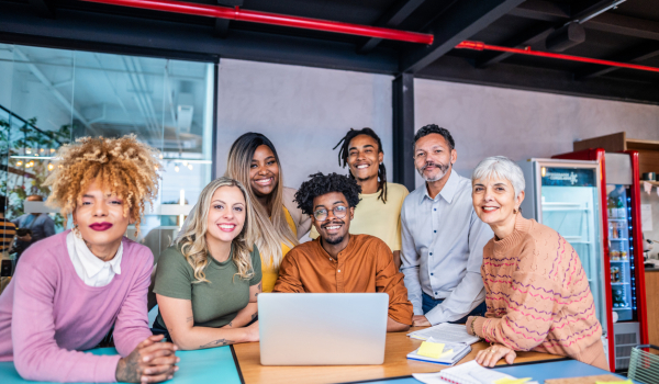 Gelukkige collega's op een inclusieve werkvloer