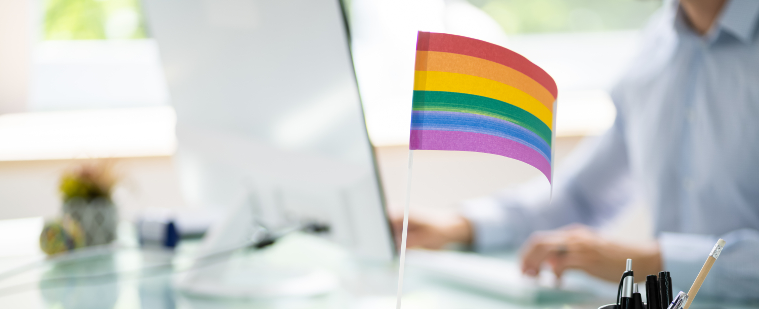 pride vlaggetje op een bureau