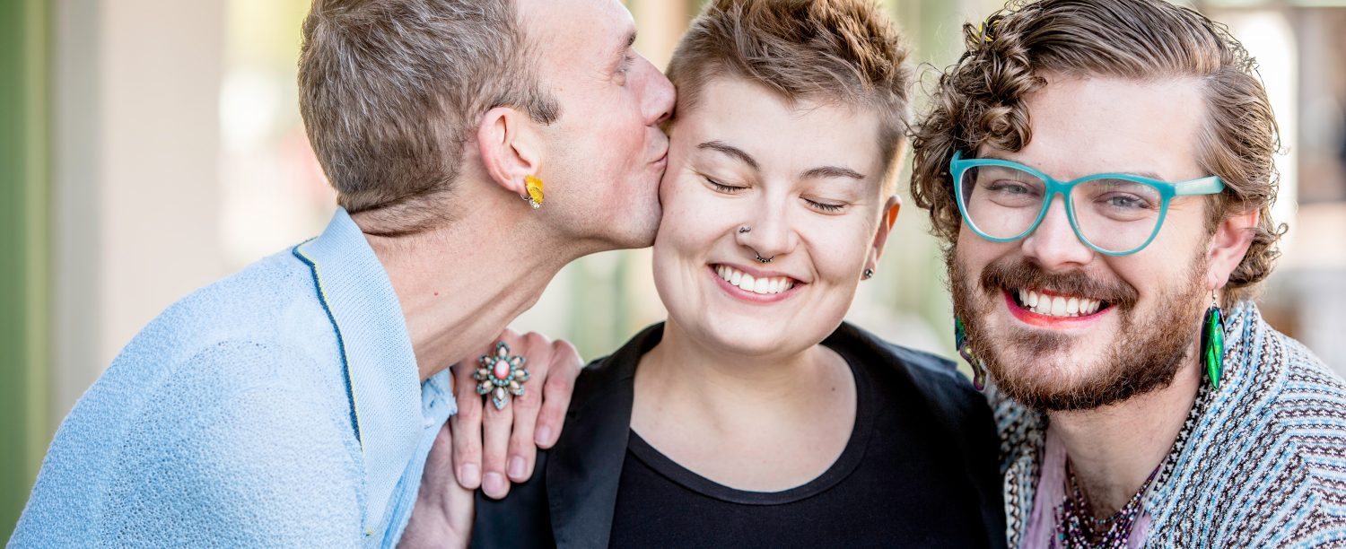 Foto van drie personen op rij