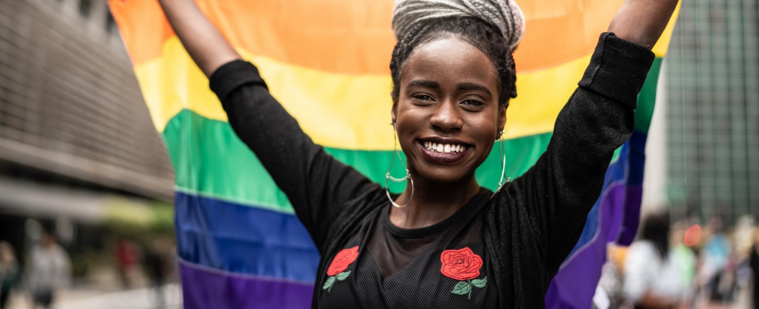 jonge vrouw op de pride met vlag